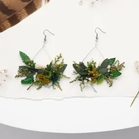 Greenery triangle dangle earrings Flower earrings Surgical steel flower earrings for bride Dried flowers Magaela handmade Baby's breath